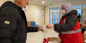 Kızılay gönüllüleri maske dağıttı