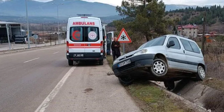 Sinop’ta otomobil su kanalına düştü