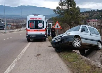 Uçuruma yuvarlanan vinç yüklü kamyon paramparça oldu