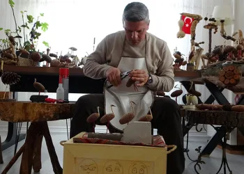 Hobi olarak başladı, sanat eserleri üretiyor