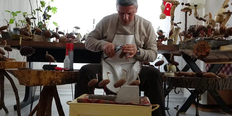 Hobi olarak başladı, sanat eserleri üretiyor
