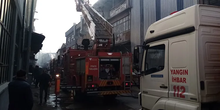 Mobilya imalathanesinde korkutan yangın