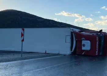 Kontrolden çıkan tır devrildi