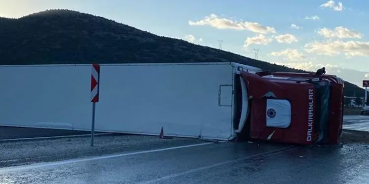 Kontrolden çıkan tır devrildi