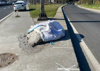 Yol kenarına bırakılan tuz çuvalları yola saçıldı