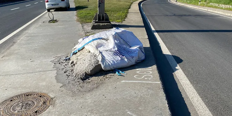 Yol kenarına bırakılan tuz çuvalları yola saçıldı