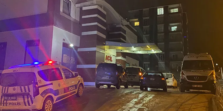 Bir kişi aracında kendini vurdu