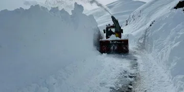Kepçe boyunu geçen yollarda karla mücadele