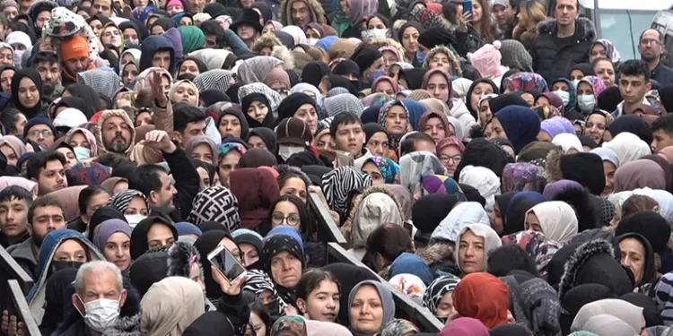 Bursa’da ucuz tencere için birbirlerini ezdiler
