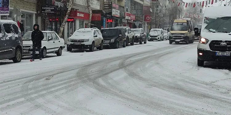 Ardahan güne karla uyandı
