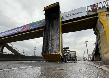 Kamyonun açılan damperi üst geçitte asılı kaldı
