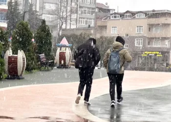 İstanbul’da kar yağışı etkili olmaya devam ediyor