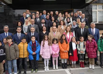 Depremzede öğrencilere karnelerini dağıttı