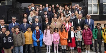 Depremzede öğrencilere karnelerini dağıttı