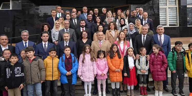 Depremzede öğrencilere karnelerini dağıttı