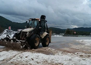 Dolu yağışı karayolunu trafiğe kapattı