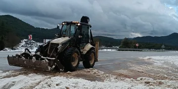 Dolu yağışı karayolunu trafiğe kapattı