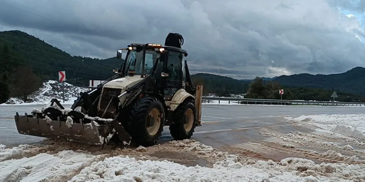 Dolu yağışı karayolunu trafiğe kapattı