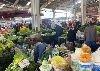 Halk pazarında fiyatlar düşüşe geçti