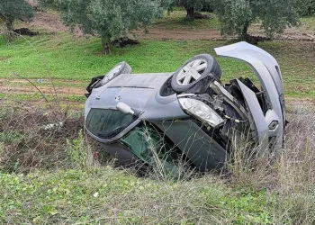 Bursa’da kontrolden çıkan otomobil tarlaya uçtu