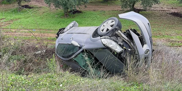 Bursa’da kontrolden çıkan otomobil tarlaya uçtu