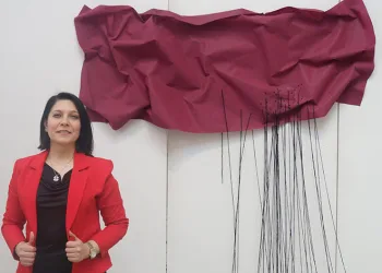 Depremin acısını kumaşlara yansıttı