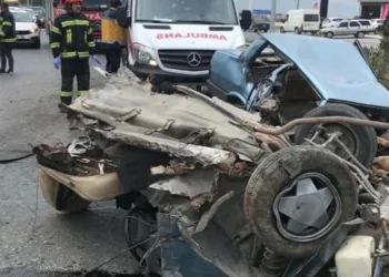 Takla atan otomobil ikiye bölündü