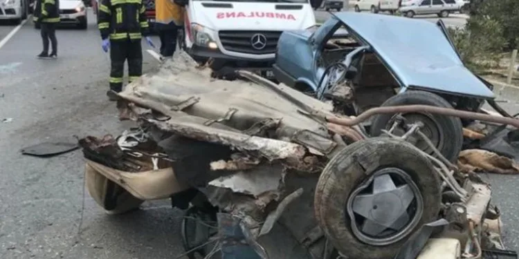 Takla atan otomobil ikiye bölündü
