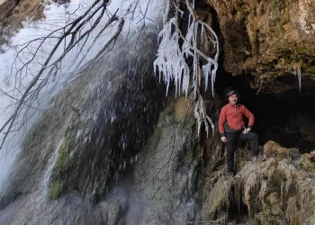Kahramanmaraş’ta soğuktan buzul sarkıtları oluştu