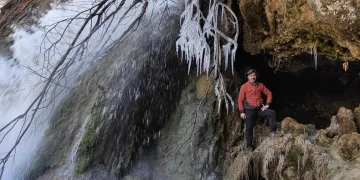 Kahramanmaraş’ta soğuktan buzul sarkıtları oluştu