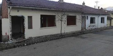 Metruk ev mahalle sakinlerine endişe veriyor