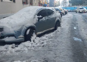 Sokaklar buz pistine dönüştü