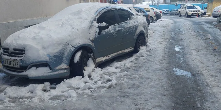 Sokaklar buz pistine dönüştü