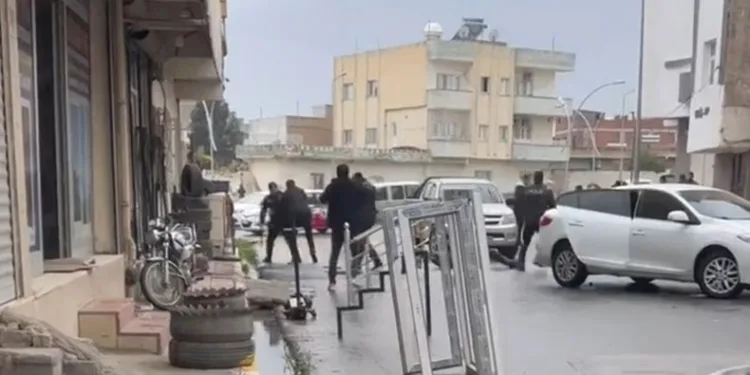 İki grup arasındaki kavgayı polis ayırdı