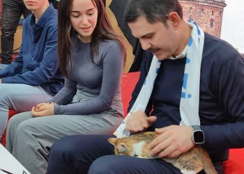 Murat Kurum’a kedi hediyesi