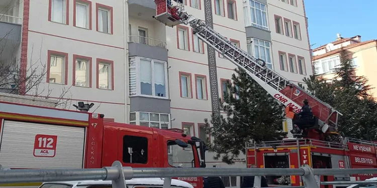 Apartman dairesinde çıkan yangın korkuttu