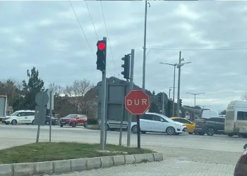 Trafik lambası kırmızıda takılı kaldı