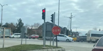 Trafik lambası kırmızıda takılı kaldı