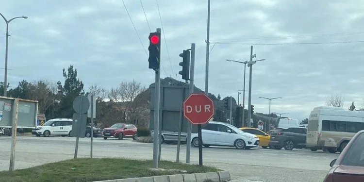 Trafik lambası kırmızıda takılı kaldı