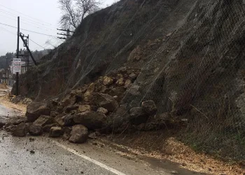 Yola düşen kaya parçaları trafiği aksattı