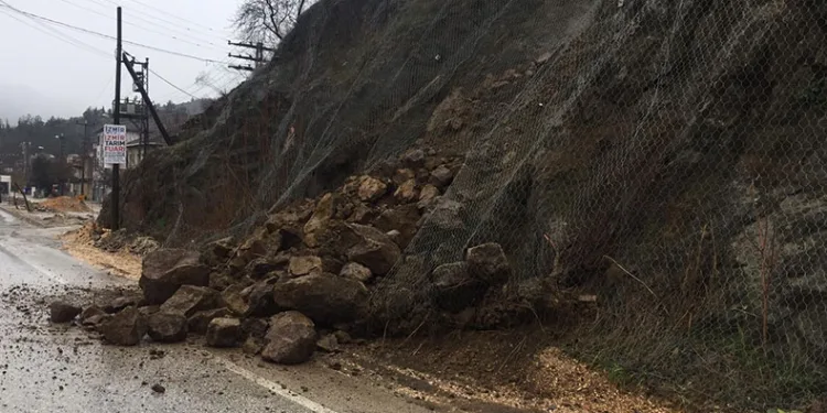 Yola düşen kaya parçaları trafiği aksattı