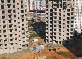 File takmaya çalışan işçisi inşaattan düştü