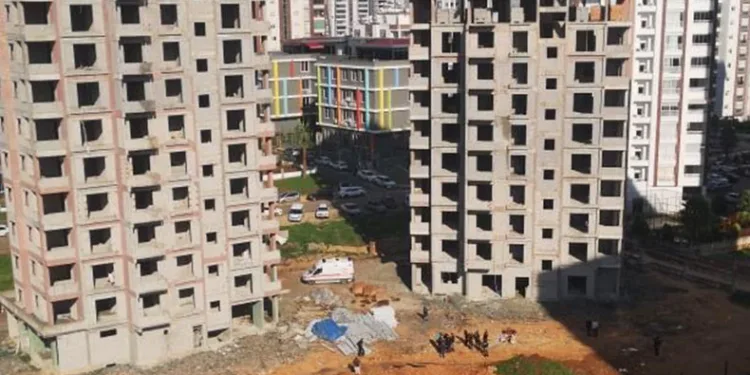 File takmaya çalışan işçisi inşaattan düştü
