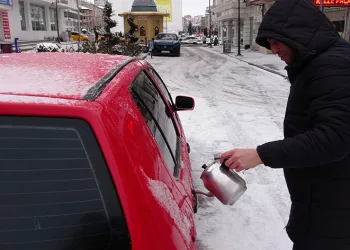 Soğuktan araçların kapı kilitleri dondu