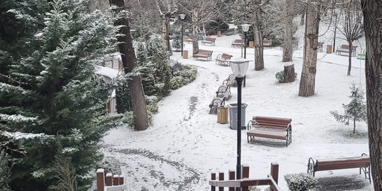 Ankaralılar yeni güne karla uyandı