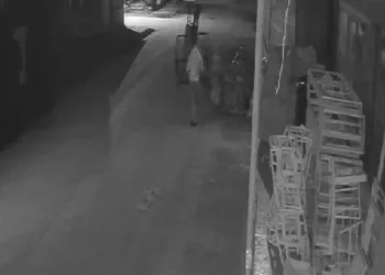 Bursa’da dükkan önünden koltuk çaldılar