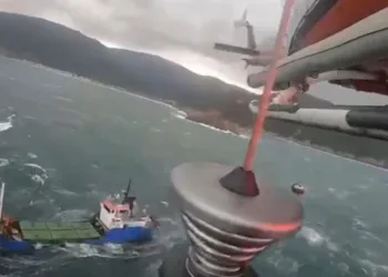Sürüklenen geminin mürettebatı helikopterle kurtarıldı