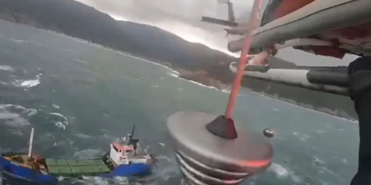 Sürüklenen geminin mürettebatı helikopterle kurtarıldı