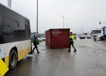 Tırın üzerinden düşen konteyner belediye otobüsüne çarptı