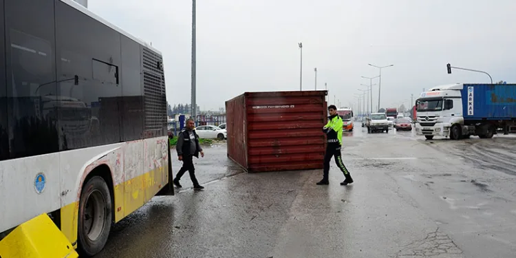 Tırın üzerinden düşen konteyner belediye otobüsüne çarptı